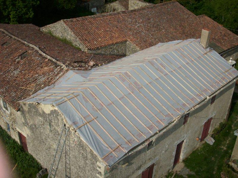 Charpente restaurée après une tempête à Cherves (79)